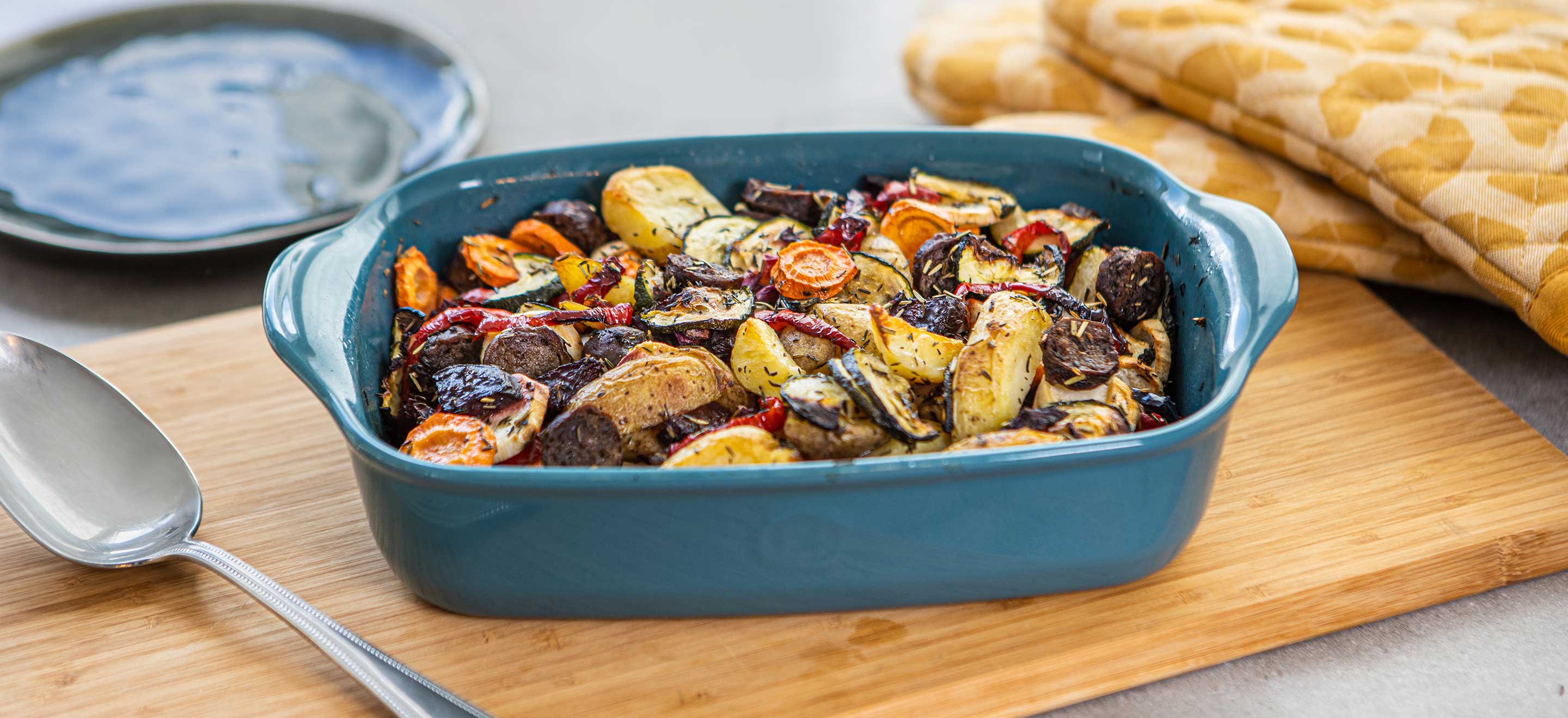 Ovenschotel met aardappeltjes, groente en runderworstjes