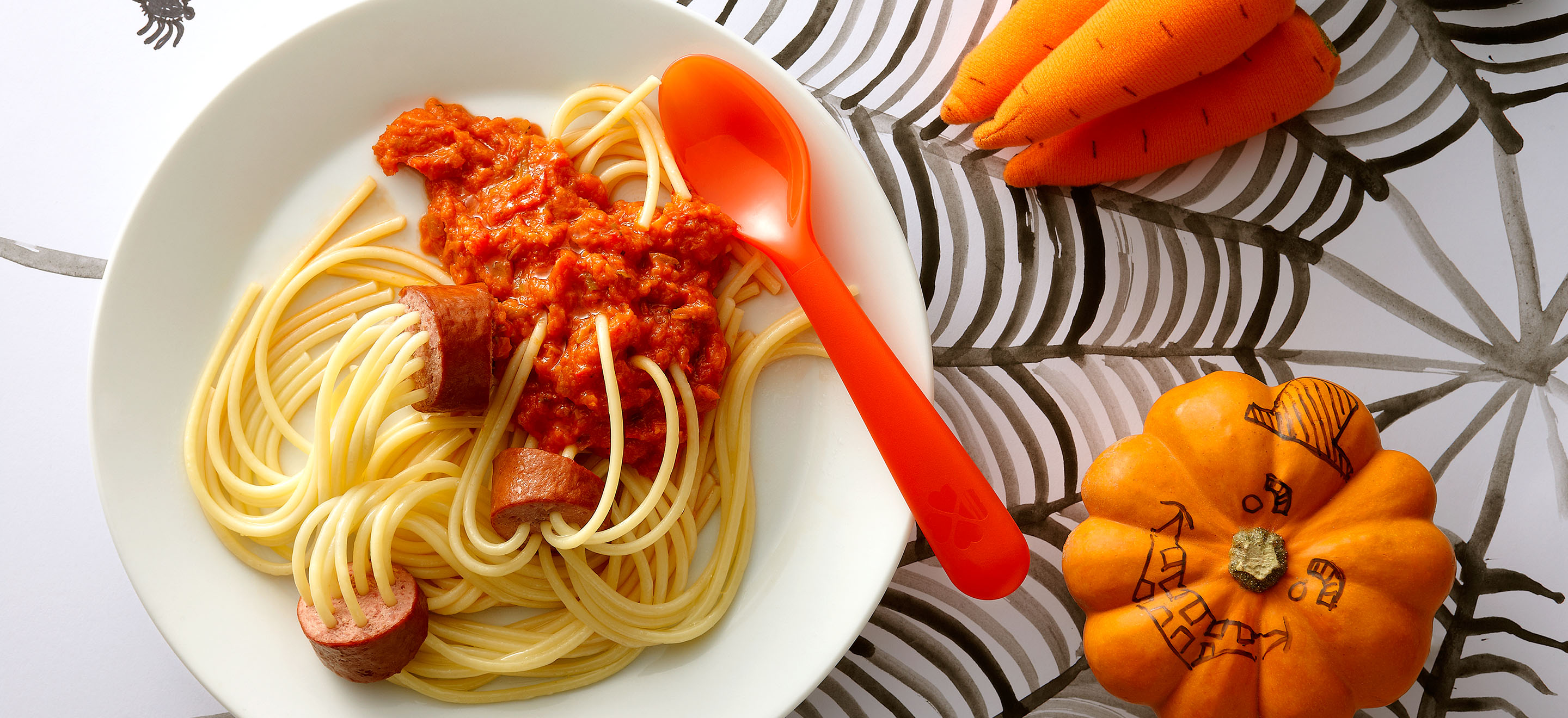 Spaghettis à la saucisse fumée, sauce tomate et légumes
